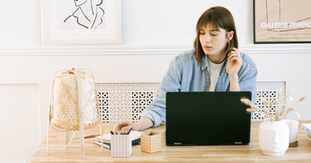 woman-working-at-computer